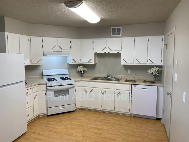 Foto del edificio - 3 Bed, 2 Bath Family Home in Highland School District