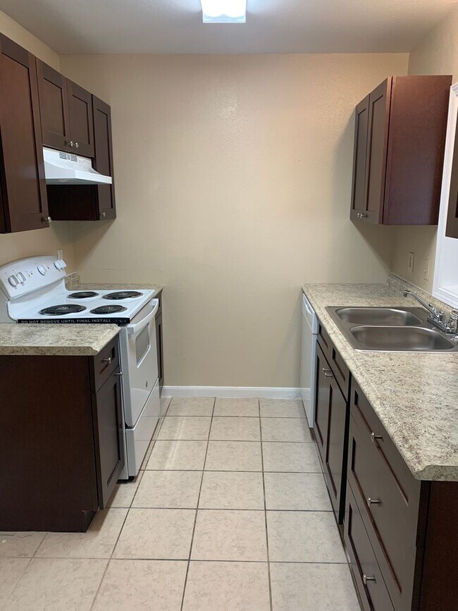 Foto del edificio - Newly refreshed spacious 2bedrooms,2 baths duplex in Eagle Lake, TX.