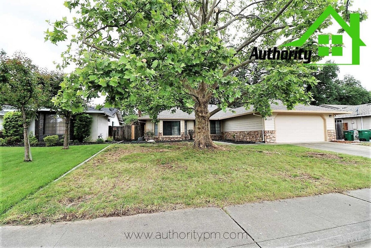 Primary Photo - 3210 Driftstone Dr. Great size home, Centr...