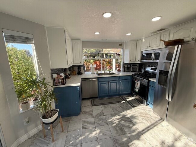 Building Photo - 5160 Baywood Cir