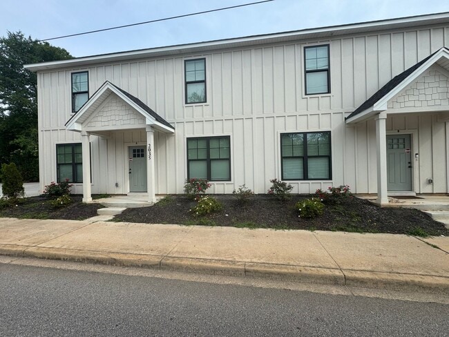 Building Photo - Modern Townhome in Rosewood – Walk to USC,...