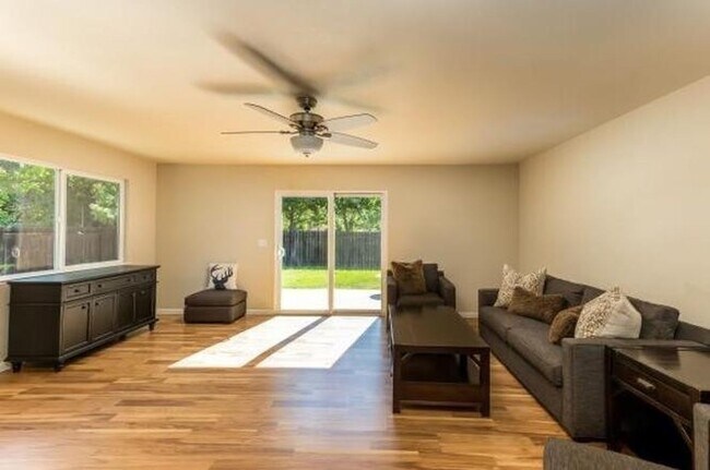 Foto del edificio - 1722 Tracy Ln