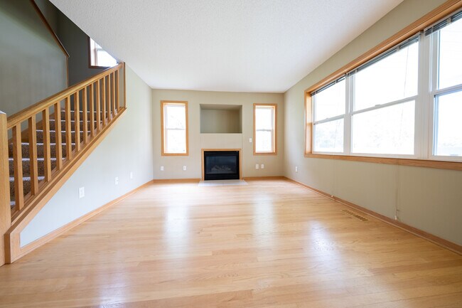 Foto del edificio - 108 Cedar Lake Rd S
