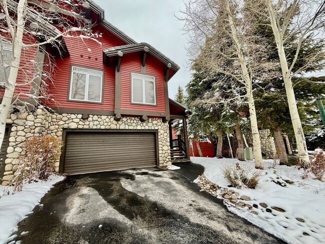 Building Photo - Snowcreek V – Stunning 4 Bed, 3 Bath Corner Unit