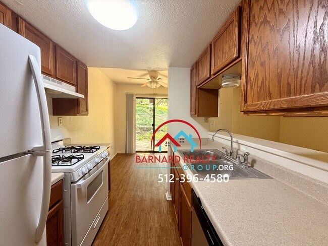 Foto del edificio - Available Now: 2 bed/1 bath duplex with car port