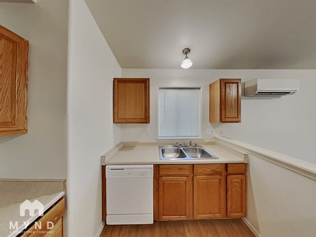Building Photo - 476 W Plumb Ln