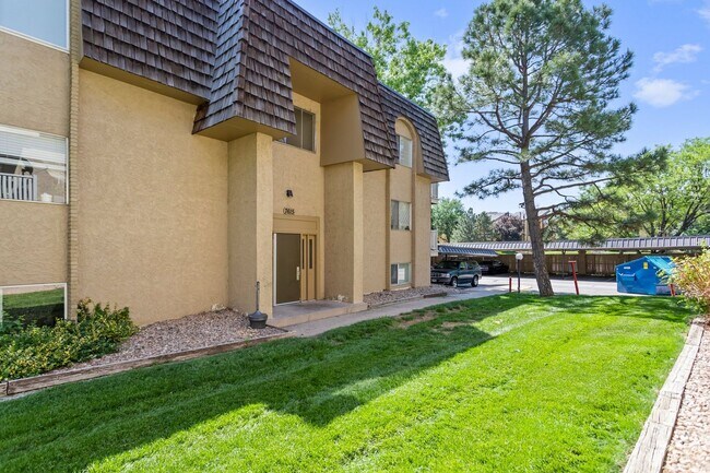 Building Photo - 2 bed / 1 bath - Whispering Pines Condo