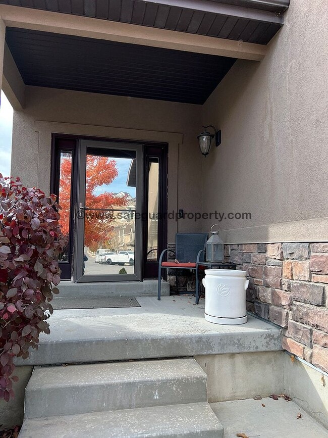 Building Photo - Stunning 5 Bedroom Home on Traverse Mountain