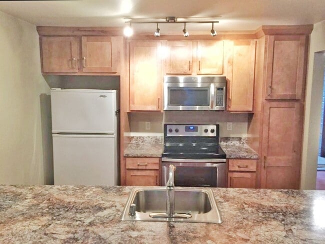 Building Photo - Ground level spacious condo