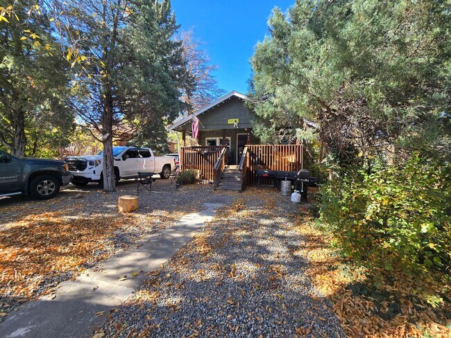 Foto del edificio - 4 bed, 2 bath House On The Hill!