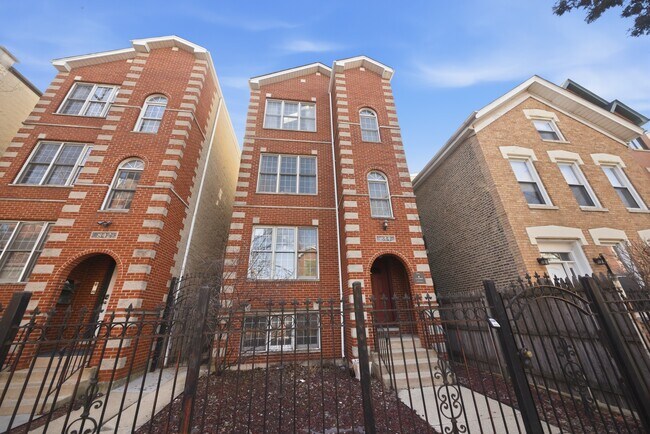Building Photo - 844 N Wood St
