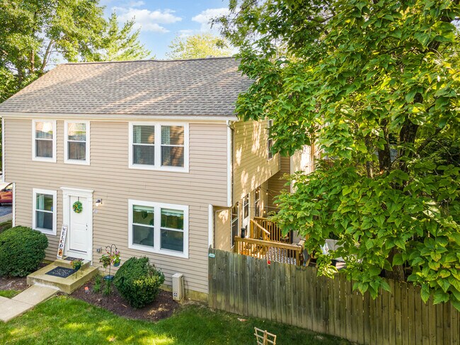 Building Photo - 1071 Stratford Ct