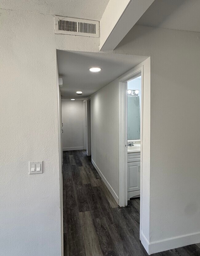 Foto del edificio - 5678 Surrey Ln