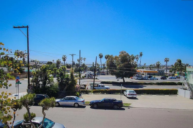 Building Photo - 2080 Hornblend St