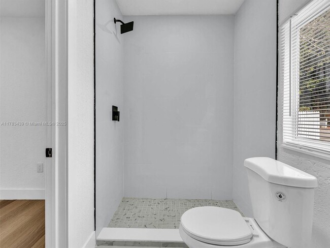 Building Photo - 430 NE 165th St