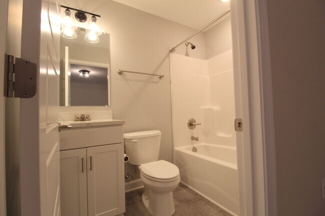Building Photo - Large 3 level end unit townhome with a garage! Located right by Sentara and near JMU and downtown!