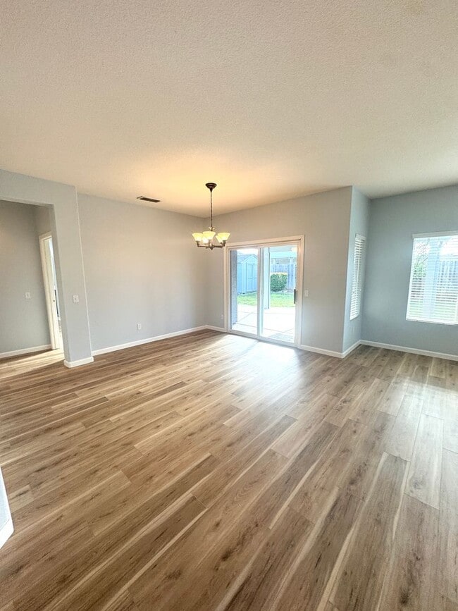 Building Photo - THREE BEDROOM TWO BATH SINGLE STORY HOME SEE VIDEO