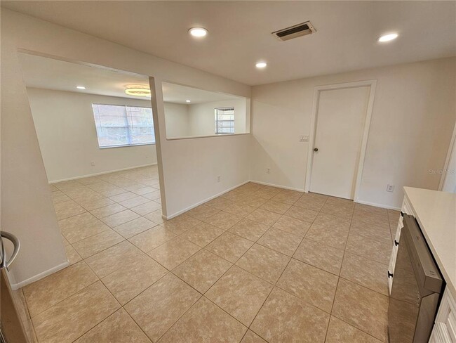 Building Photo - 8820 Pohoy Ave