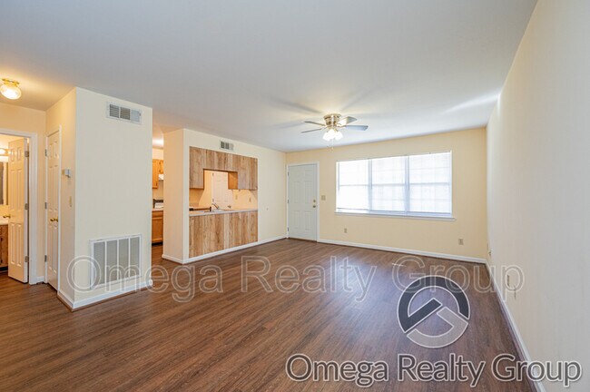 Foto del edificio - 484 Grey Hill Rd