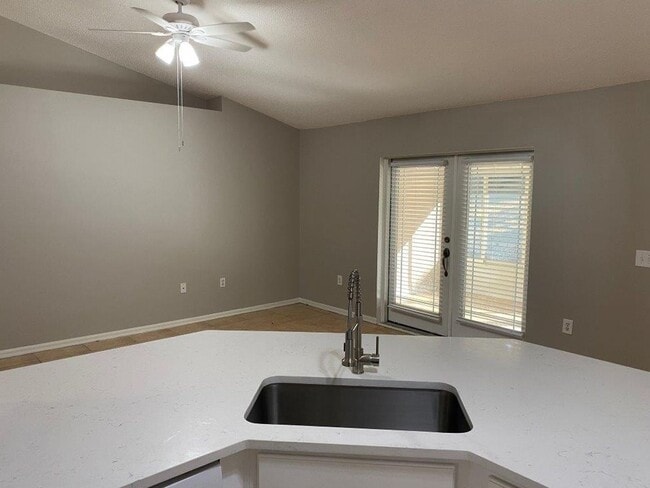 Building Photo - 1123 Breezy Knoll St