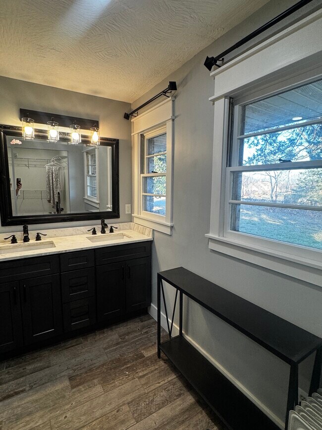 Foto del edificio - 4018 W Weaver Rd