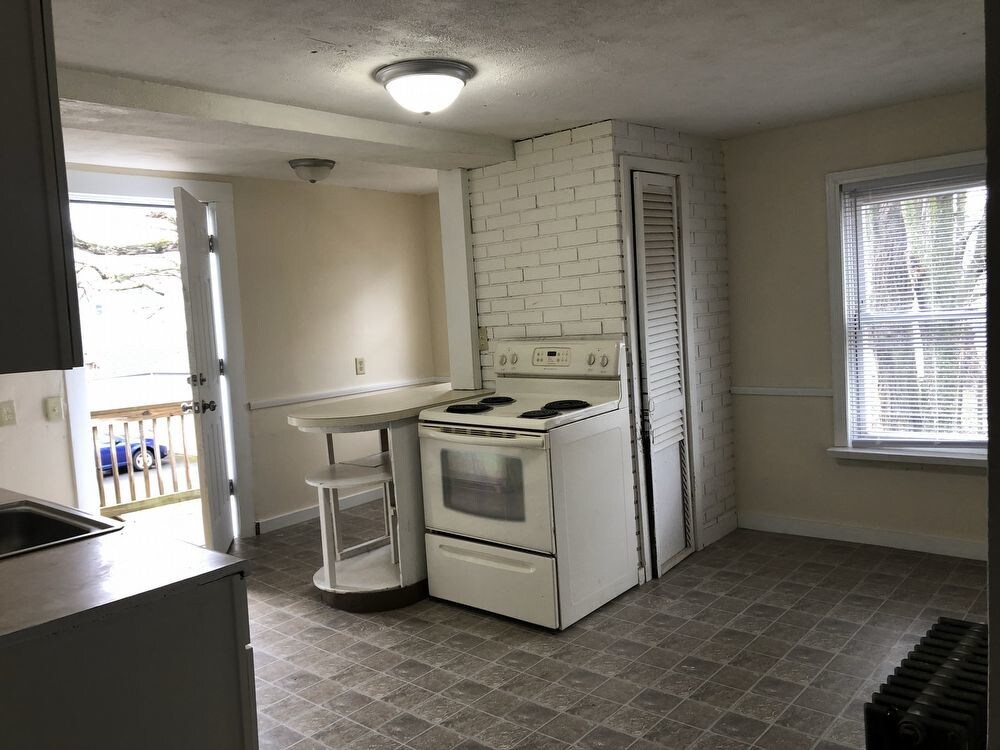 Primary Photo - 3 bed unit for rent