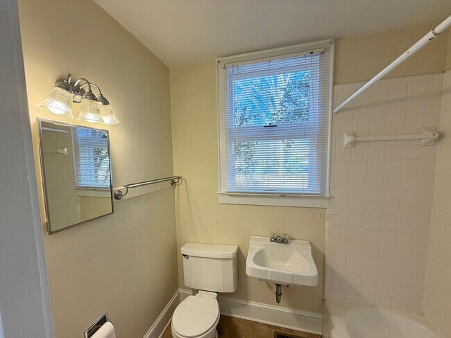 Foto del edificio - Mitchell College Historic District - 3BR / 4BA