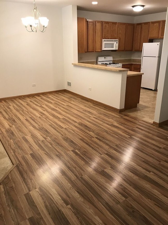 Building Photo - 529 S Lakeside Ct