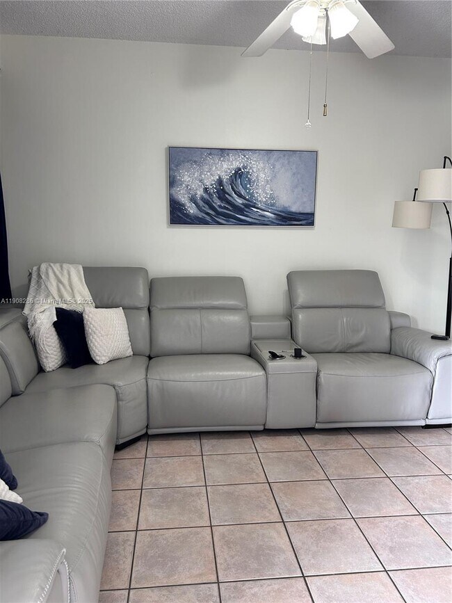 Foto del edificio - 8665 SW 152nd Ave