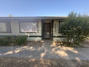 Building Photo - 2533 W Chestnut Ct