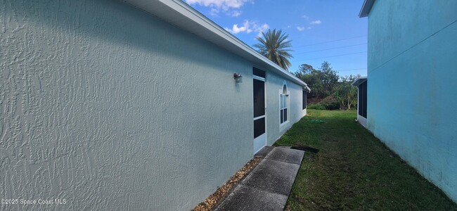 Building Photo - 2165 Redwood Cir