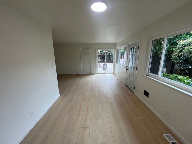 Foto del edificio - 2110-2112 Town &amp; Country Lane