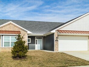Building Photo - 1122 W Rangeview Cir