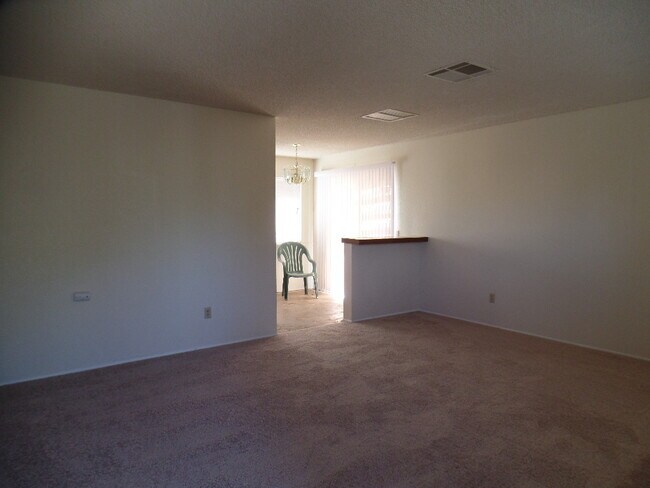Building Photo - Nice 2 Bedroom Close to Town!