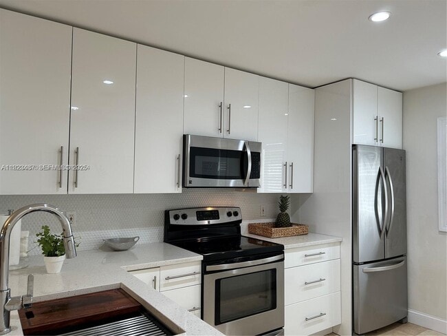 Building Photo - 5151 N Hwy A1A