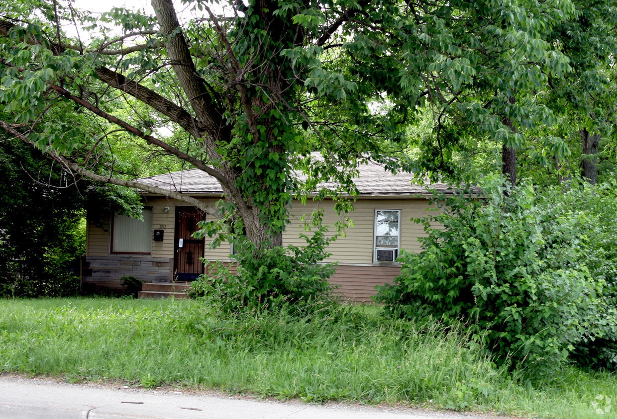 Building Photo - 3213 E 38th St