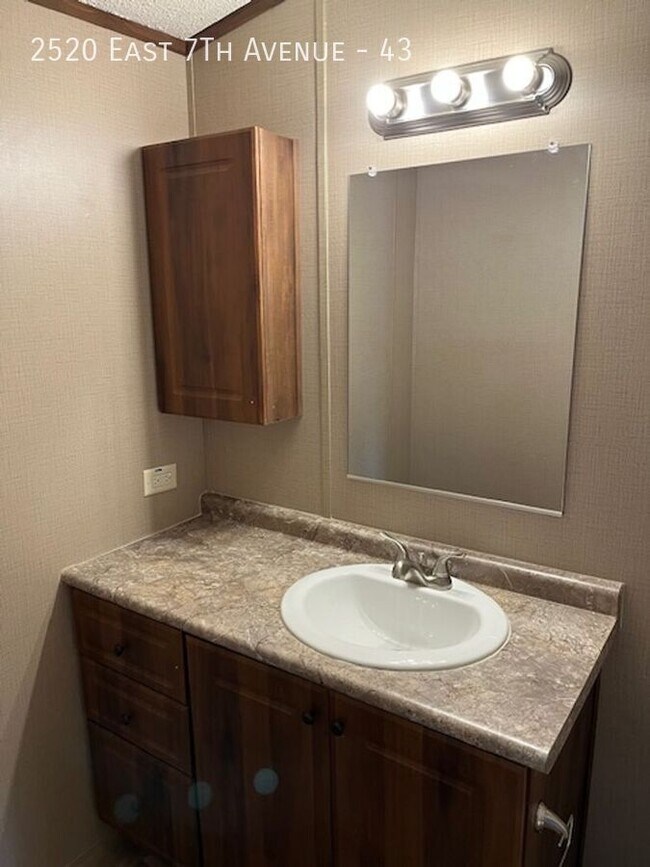 Building Photo - 2520 E 7th Ave