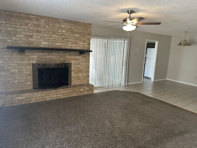 Building Photo - Great Half duplex in Irving!