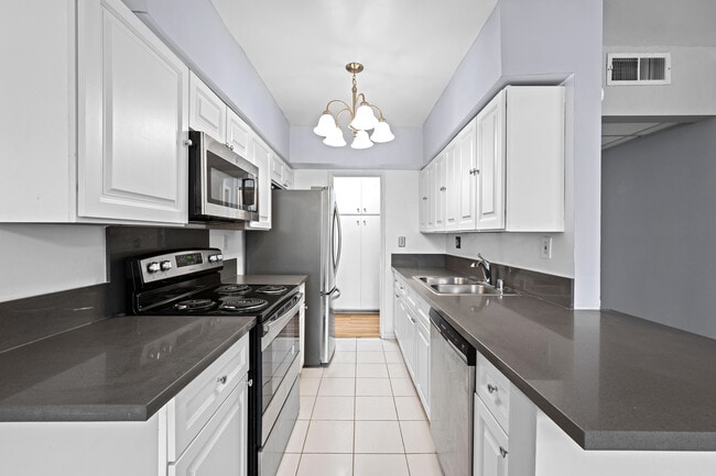 Building Photo - 12801 Moorpark St