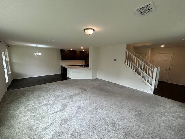 Foto del edificio - **Application Received** AVAILABLE NOW! 3 ...