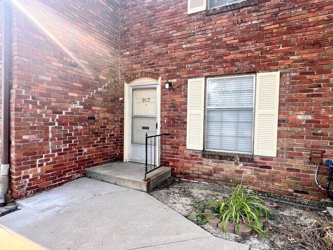 Foto del edificio - Stunning 2 Story townhome w/ outdoor Maintenance provided