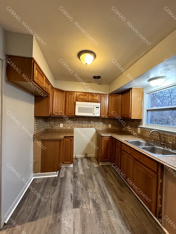 Building Photo - 3112 Sherwood Dr