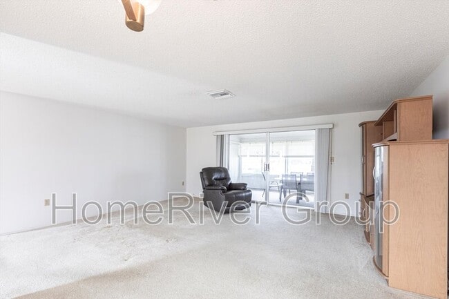 Building Photo - 6860 Kenwood Dr