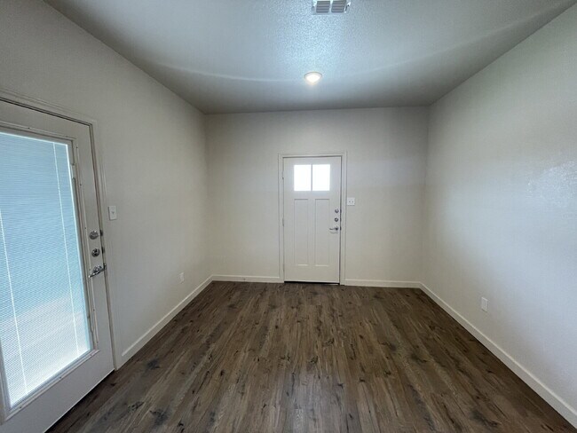 Building Photo - Luxurious Townhome Located In Abbey Glen - Cooper ISD
