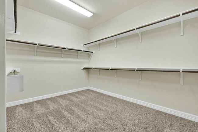 Foto del edificio - Spacious 5-Bedroom Beauty in Triana Neighborhood –  with Community Perks!