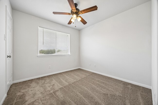 Foto del edificio - 25211 Hazel Ranch Dr