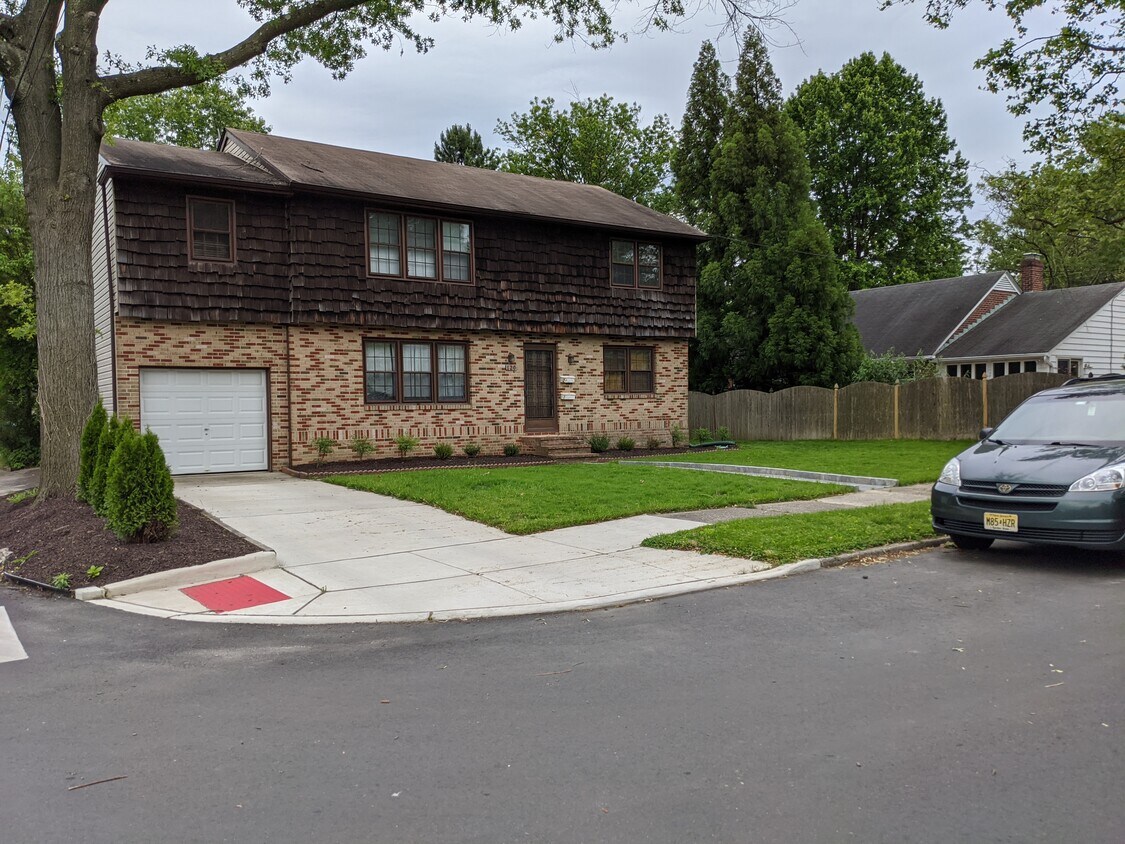 Front Exterior - 120 W Wayne Ter