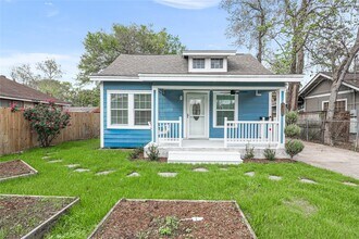 Building Photo - 320 Coronado St