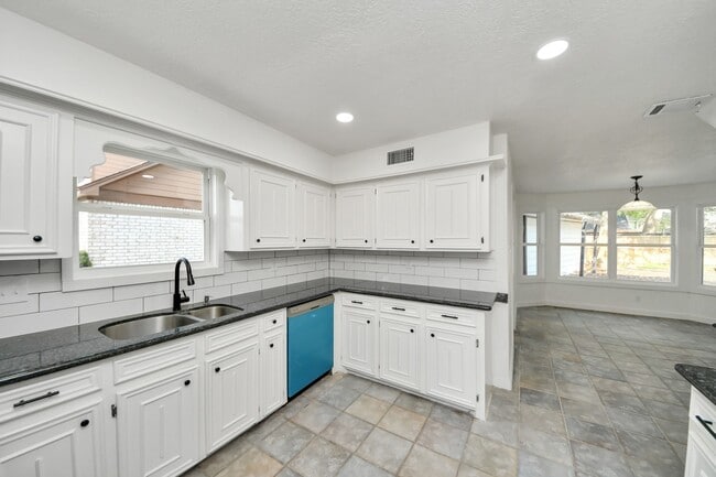 Building Photo - 616 S Rivershire Dr