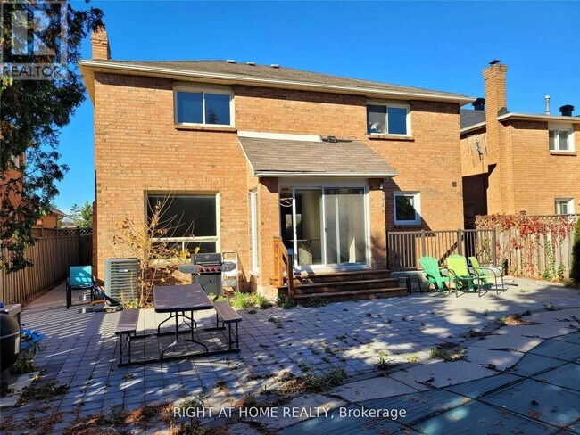 Building Photo - 1080 Glenashton Dr